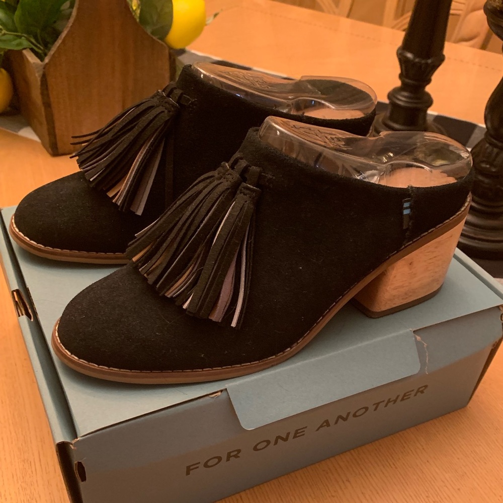 Tom’s Leila Black Suede Mule With tassel